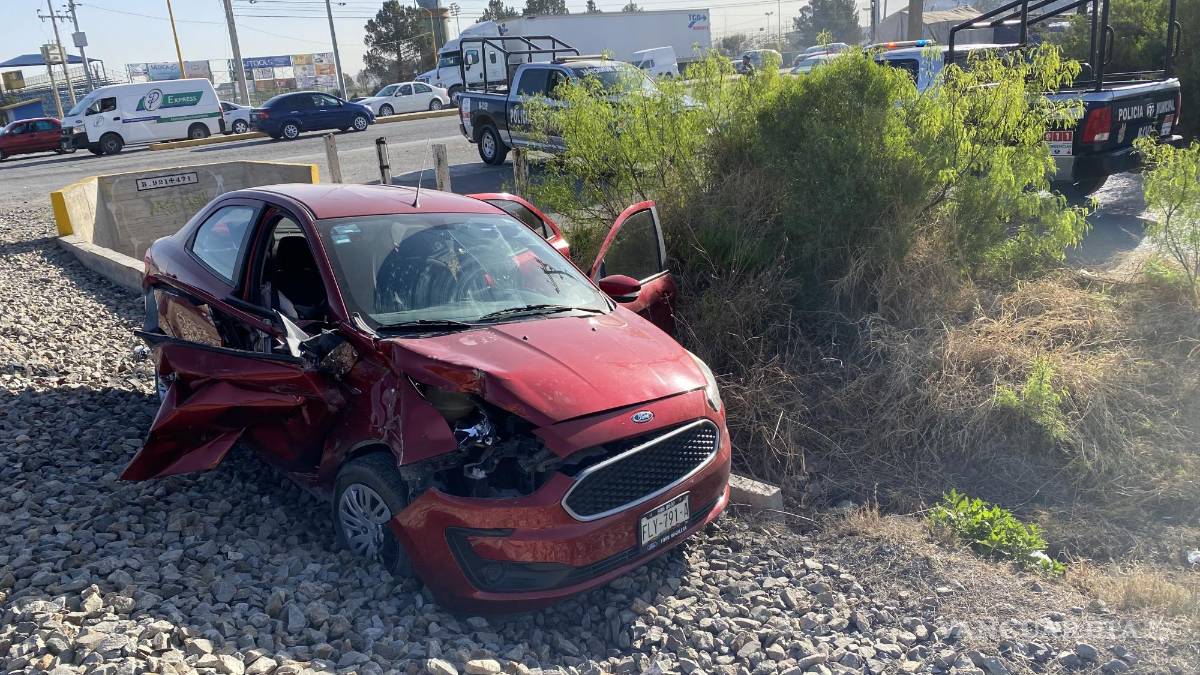 Saltillo: le falla el auto y se lo lleva el tren; abandona a sus dos acompañantes