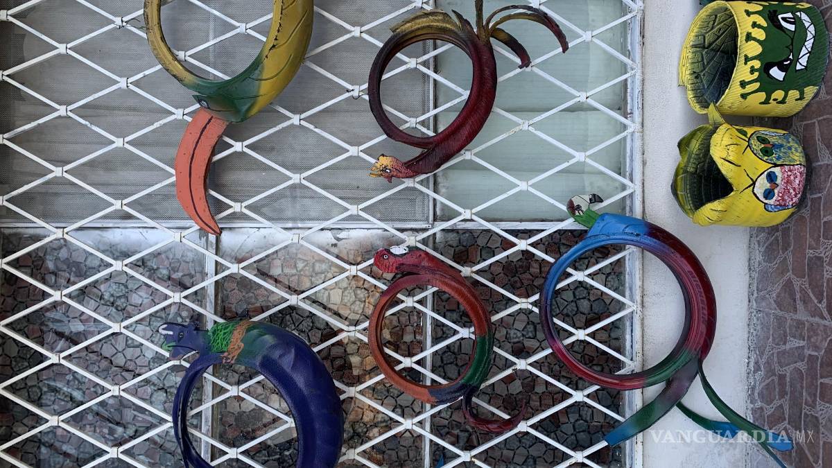 Saltillense elabora con llantas maceteros y hasta salas completas