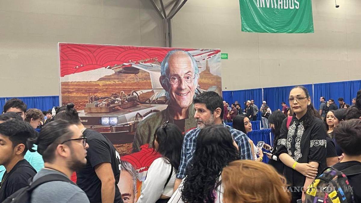 Enloquece el ‘Doc Brown’ a los fanáticos de ‘Volver al Futuro’, en Monterrey