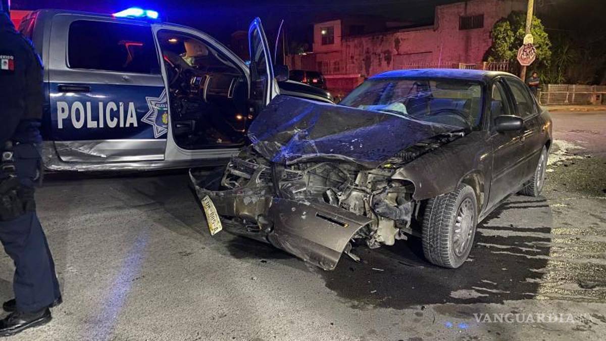 Cuatro menores impactan a una patrulla de Saltillo