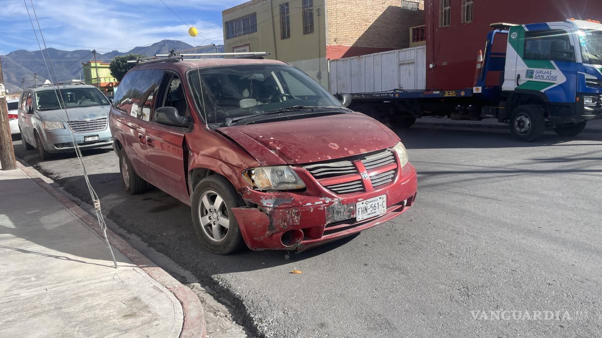 Vehículo de paquetería se pasa alto y provoca accidente en la colonia Bellavista, en Saltillo
