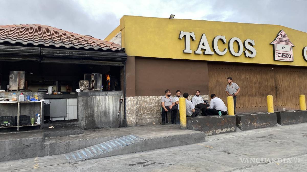 Se desploma techo de Tacos Checo en Saltillo; hay cuatro lesionados