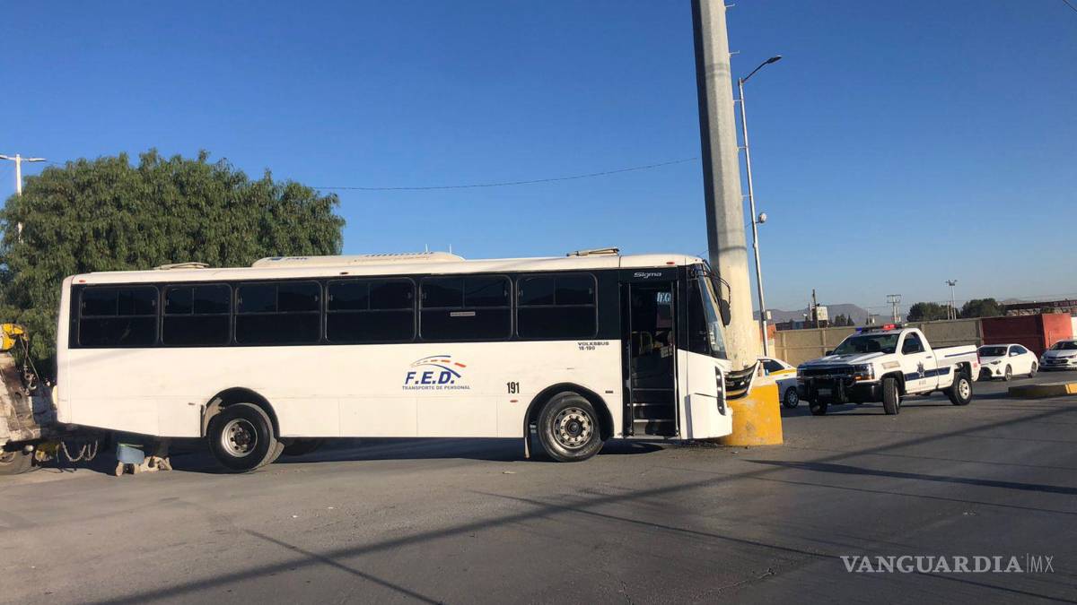 Choca y abandona su camión frente a Centro de Gobierno de Saltillo