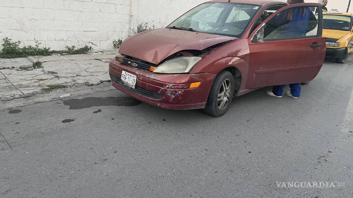 Taxista no respeta alto y vehículo lo embiste en Saltillo