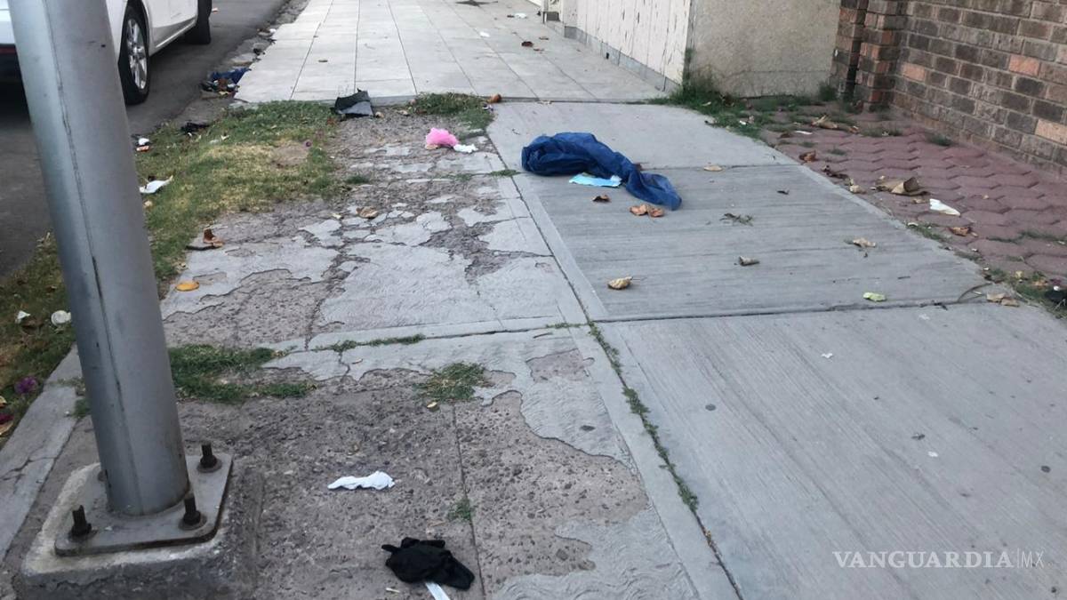 Le 'llueven' residuos médicos a colonia de Torreón después de tolvanera