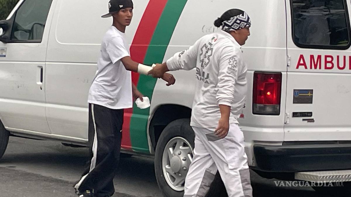 Adolescente sufre fractura tras accidente en motocicleta, en Saltillo