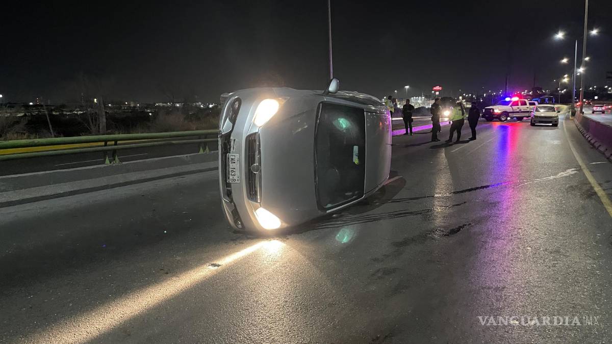 Vuelca su auto en Saltillo por ir con el celular en la mano