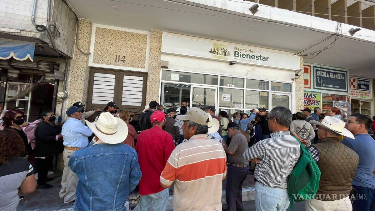 ¡Sólo hay una caja! Registran kilométricas filas en entrega de apoyos Bienestar