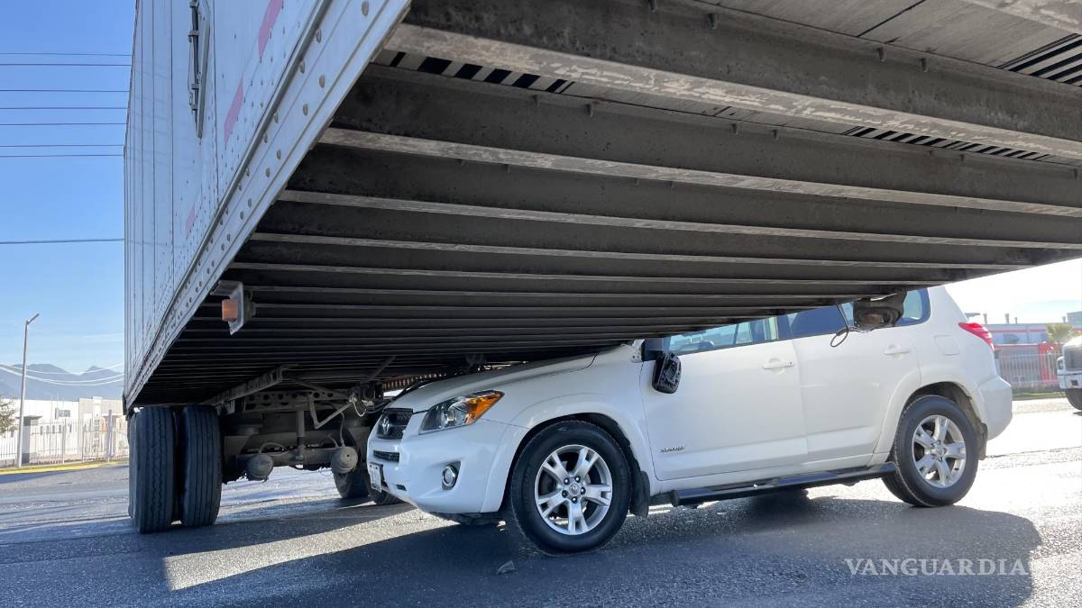 Sobrevive de milagro; se mete abajo de tráiler en el Libramiento OFT