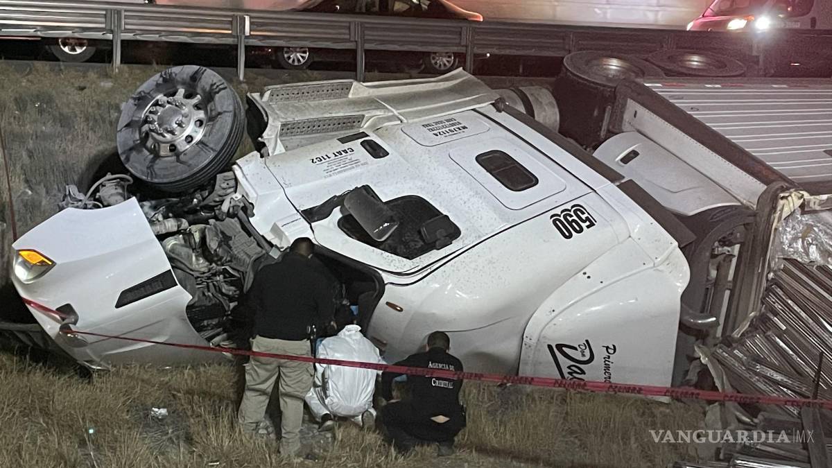Muere trailero al volcarse sobre la Carretera Federal 57