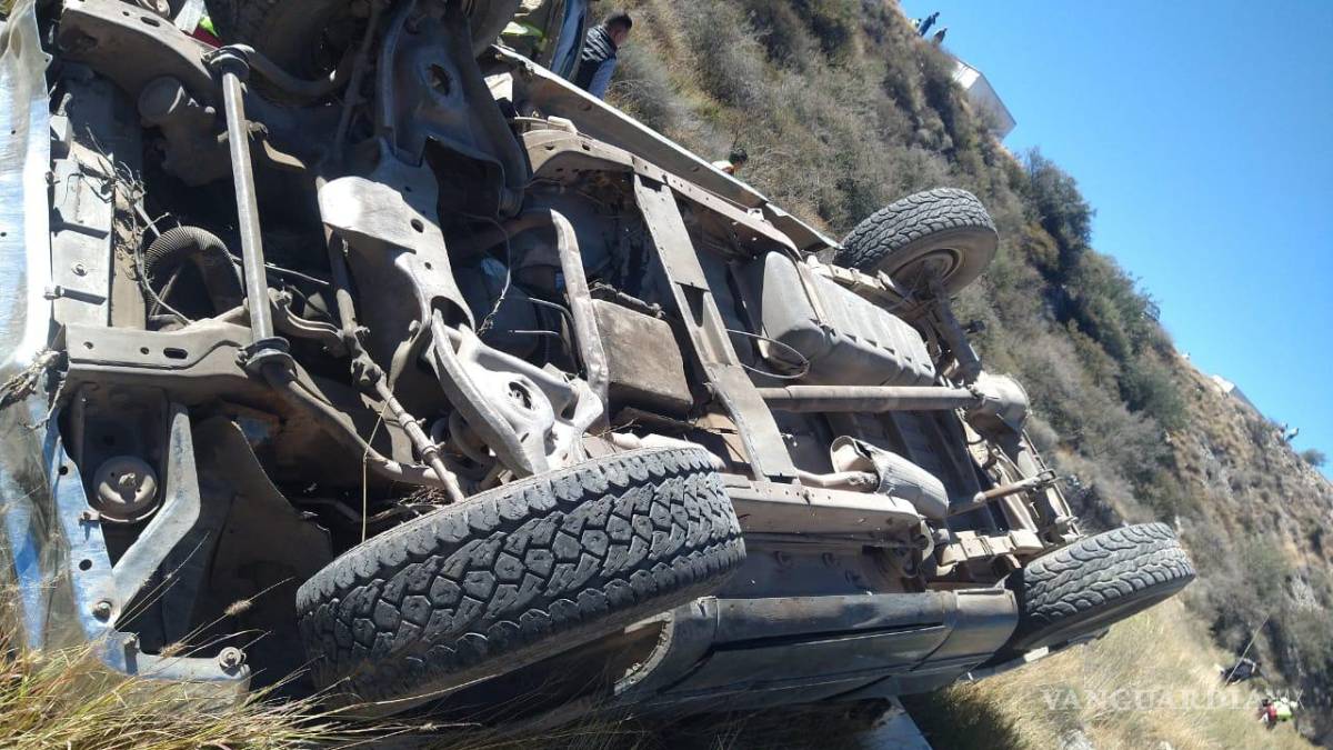 Mujer y sus 3 hijos resultan lesionados tras volcadura en ejido de Saltillo