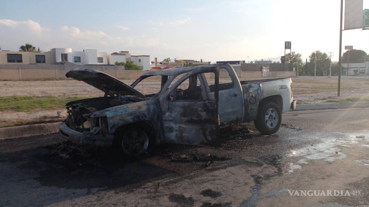 Por desperfecto eléctrico se incendia camioneta en bulevar de Saltillo