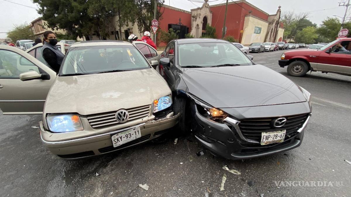 Choque deja lesionada a mujer de la tercera edad en el centro de Saltillo
