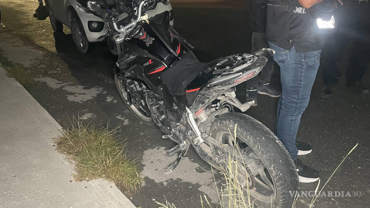 Adolescentes en moto terminan derribados por un tractocamión en Lomas de Lourdes