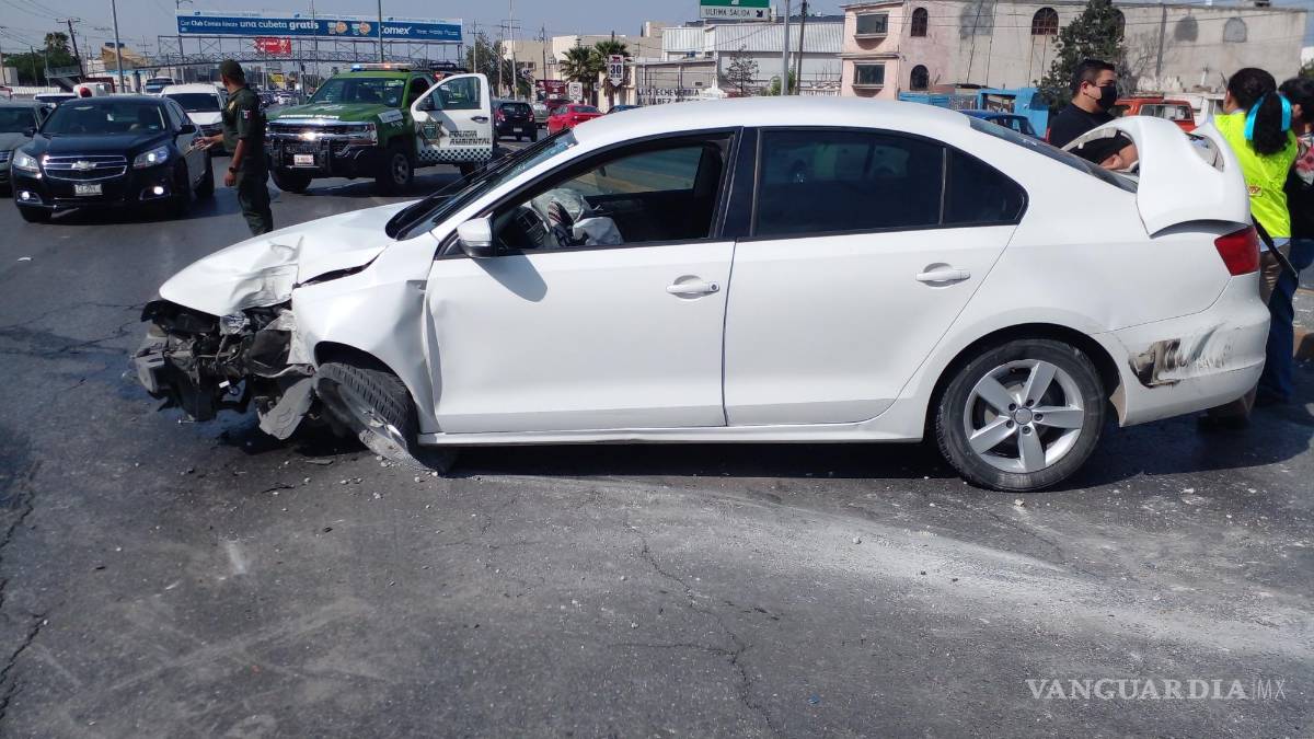 Saltillo: Choca contra luminaria y provoca caos vial