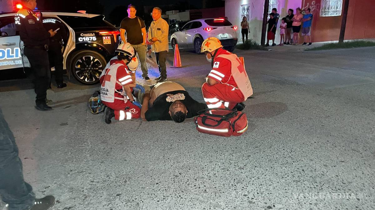 Motociclistas colisionan en la Ignacio Zaragoza; uno de ellos resulta con golpes severos