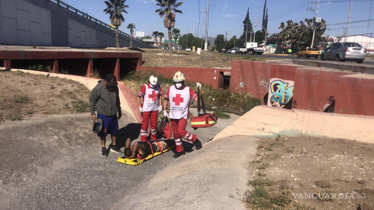 Saltillo: hombre pasa más de 10 horas en un arroyo al caerse y sufrir una fractura, en bulevar Fundadores