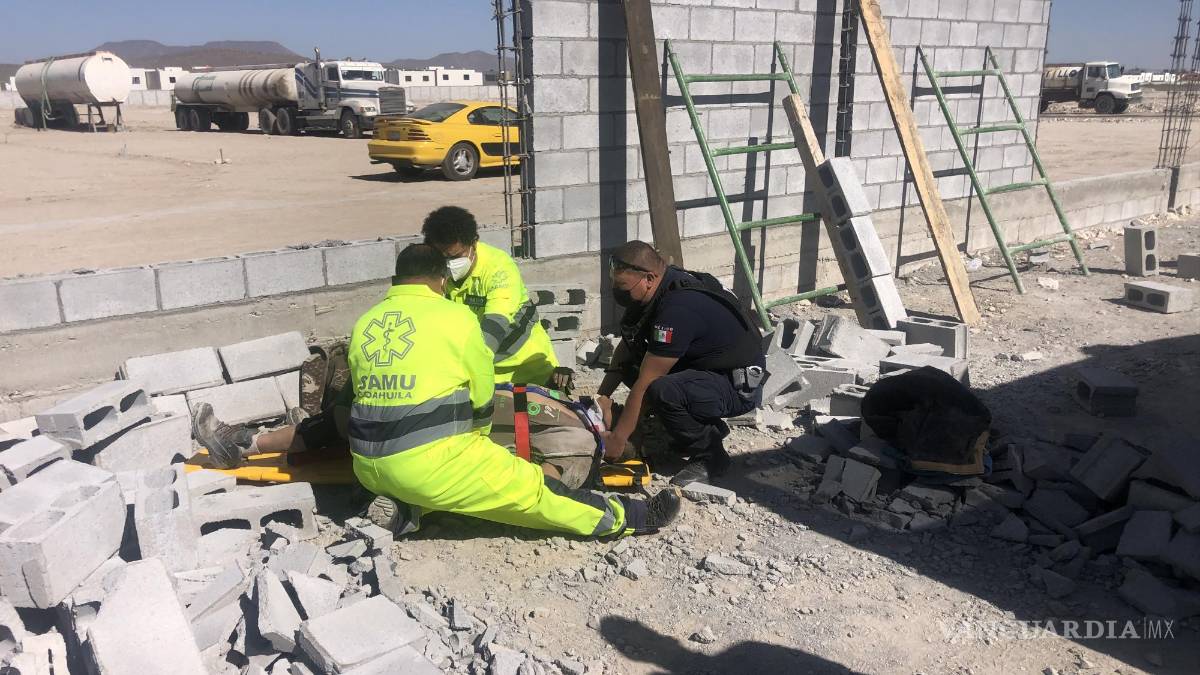 Ventarrón derriba barda en construcción, albañil termina aplastado