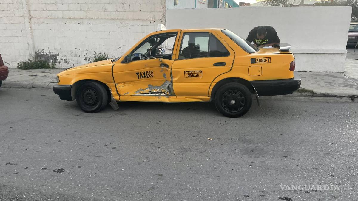 Taxista no respeta alto y vehículo lo embiste en Saltillo
