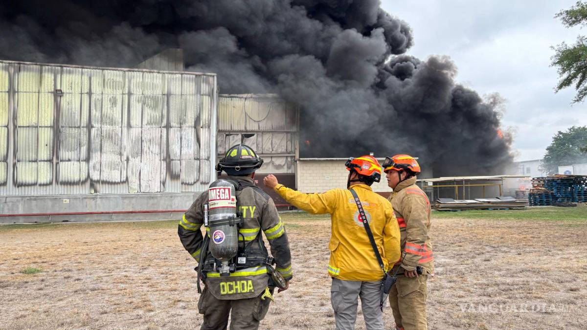 Evacuan a más de 100 trabajadores por incendio en empresa en Apodaca, Nuevo León