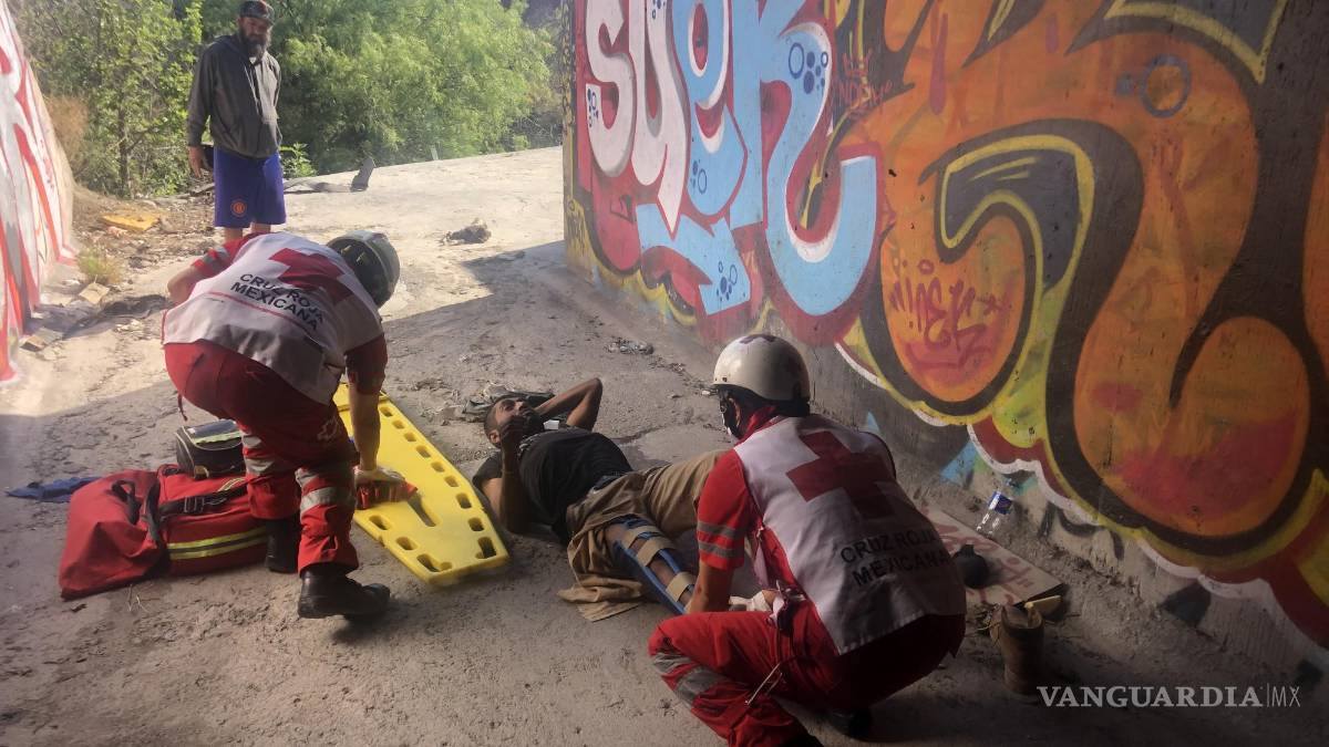 Saltillo: hombre pasa más de 10 horas en un arroyo al caerse y sufrir una fractura, en bulevar Fundadores