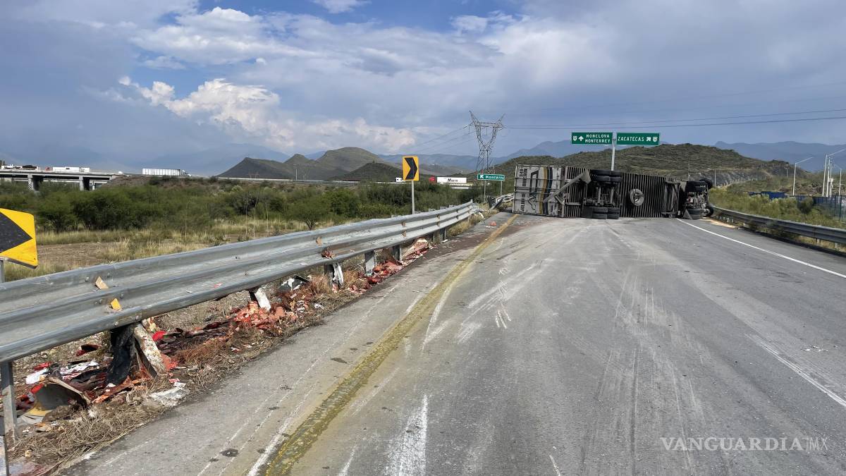 Trailero vuelca al ingresar al libramiento, en Saltillo
