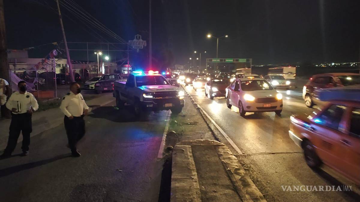 Hombre vuelca en el periférico Luis Echeverría