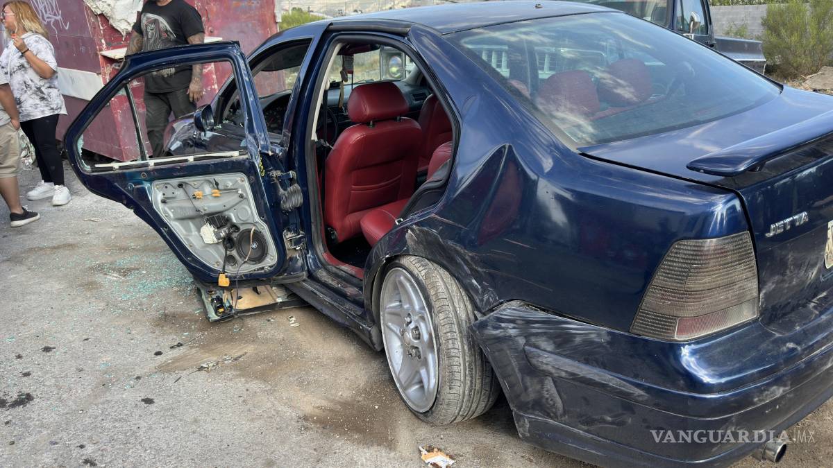 Padre e hijo son prensados por camioneta mientras reparaban su auto en Mirasierra, en Saltillo; están graves