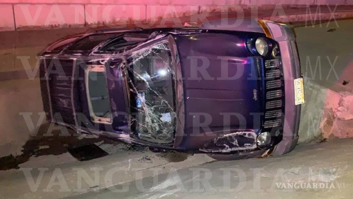 Vuelca y deja abandonada camioneta en Saltillo