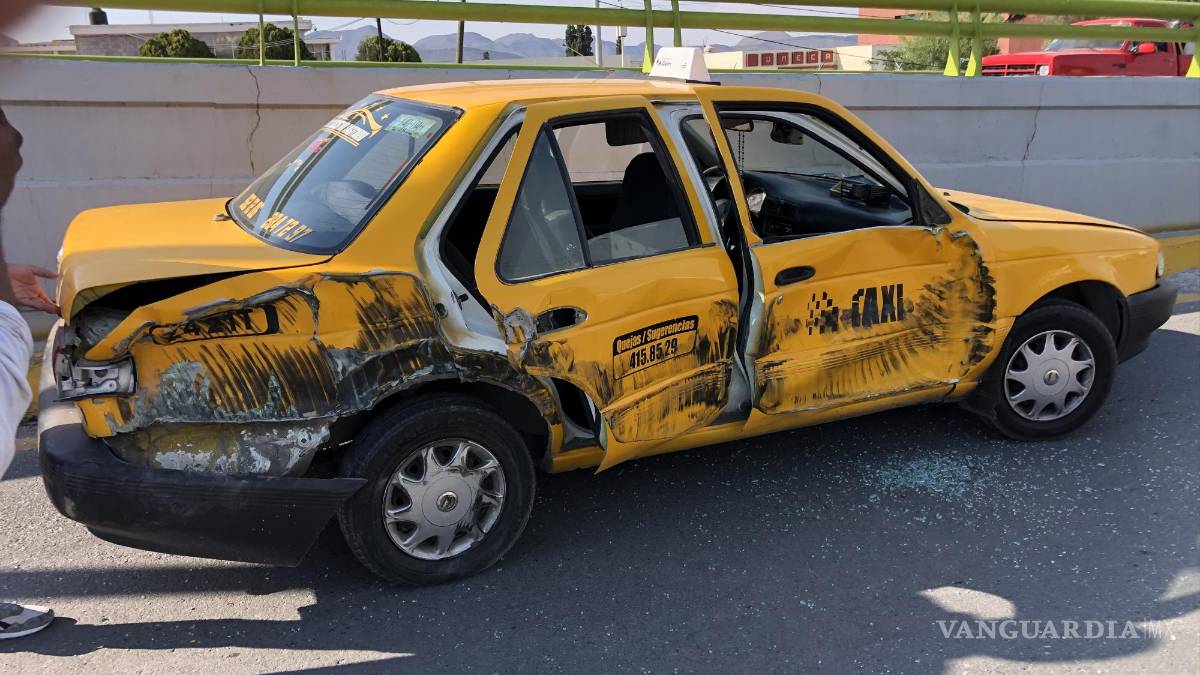 Choca taxista de Saltillo contra tráiler; llevaba pasaje