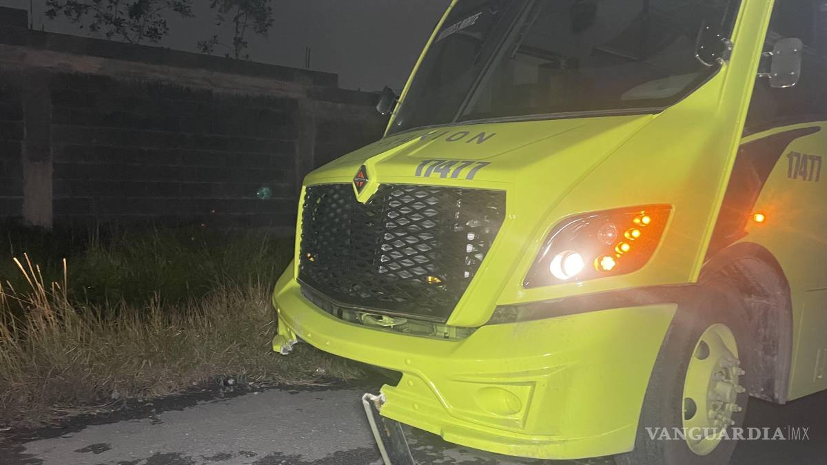 Adolescentes en moto terminan derribados por un tractocamión en Lomas de Lourdes