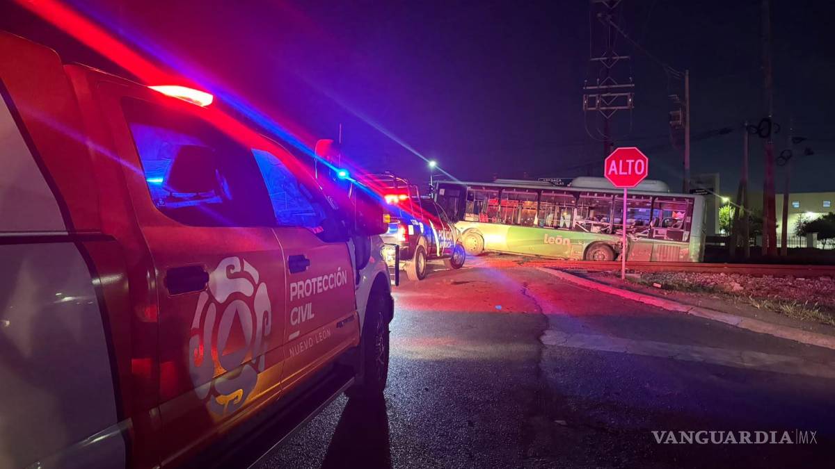 Conductor de ruta urbana se distrae y termina impactado por el tren en NL