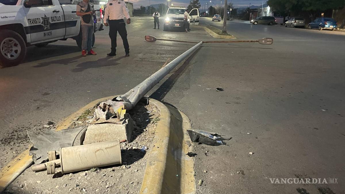 Por esquivar a un perrito, conductora choca y derriba una luminaria en Saltillo
