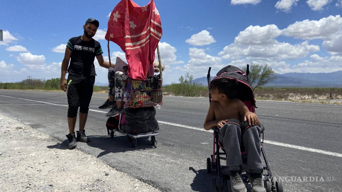 Mas de 800 migrantes caminan de Monterrey a Monclova hacia frontera con Estados Unidos