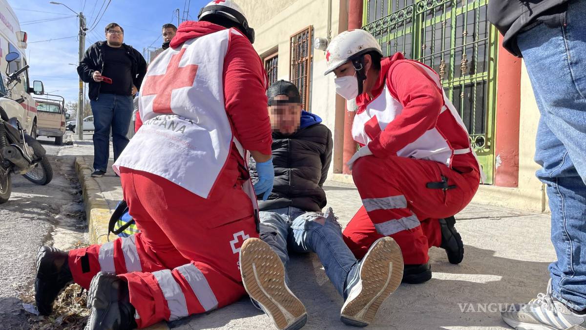 Motociclista ‘pisa’ mancha de aceite, derrapa y cae al piso en el Centro de Saltillo