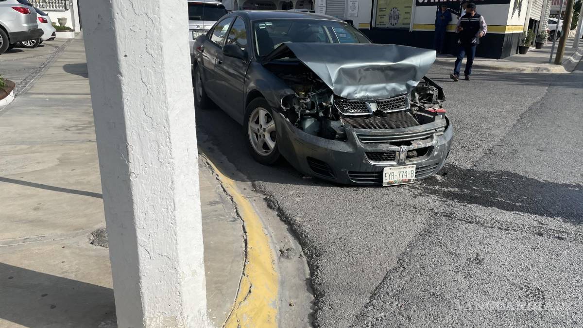 Estrella adulto mayor por alcance a camioneta