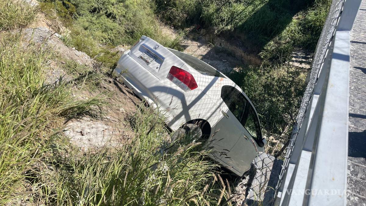 Se le va el carro al arroyo en Saltillo, lo dejó en neutral y sin freno