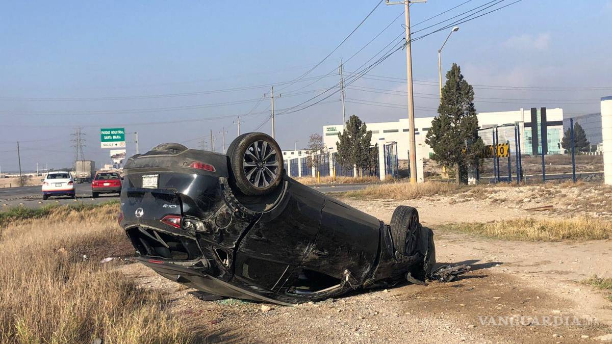 Regio dormita y se vuelca en la Monterrey-Saltillo; no requirió traslado a hospital