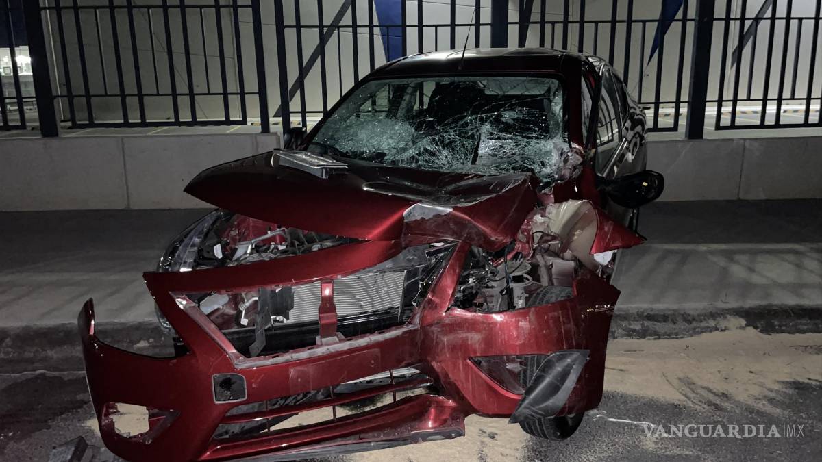 Saltillo: pierde control, choca contra tráiler y termina lesionado