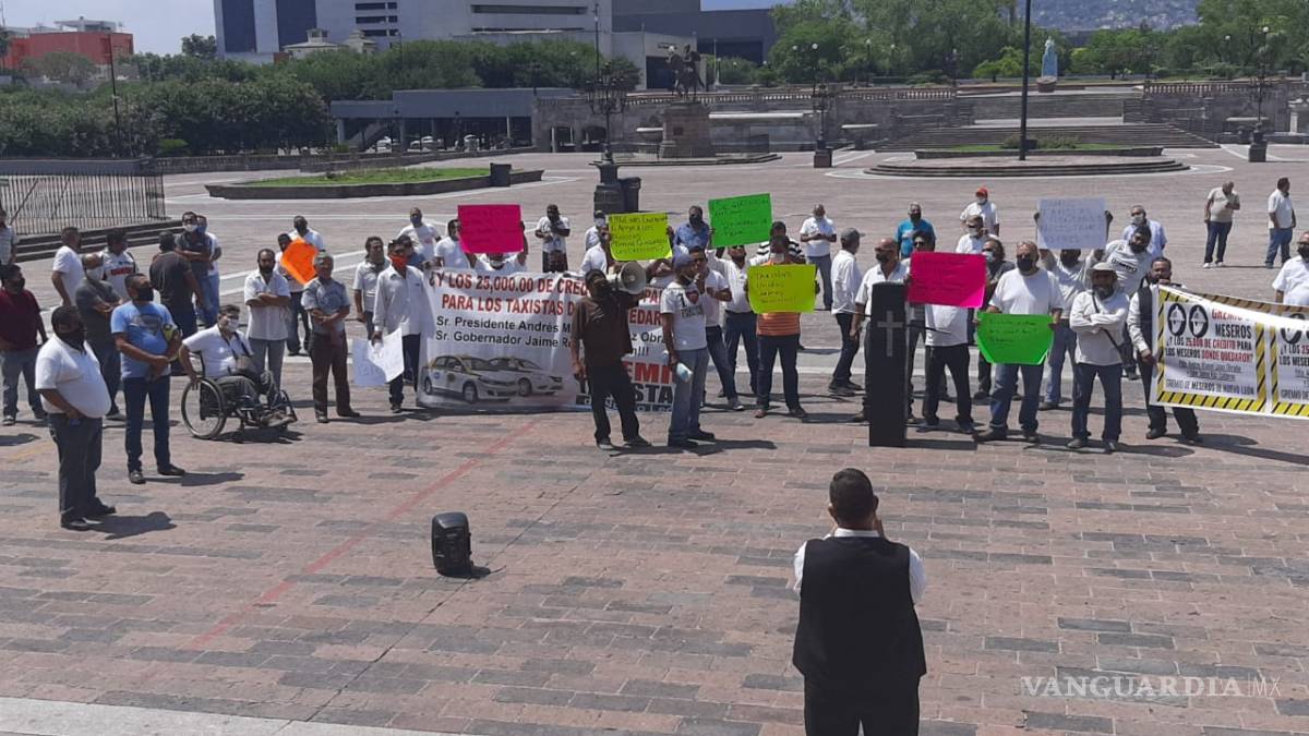 Protestan taxistas y meseros de Nuevo León por apoyos ante contingencia por COVID-19