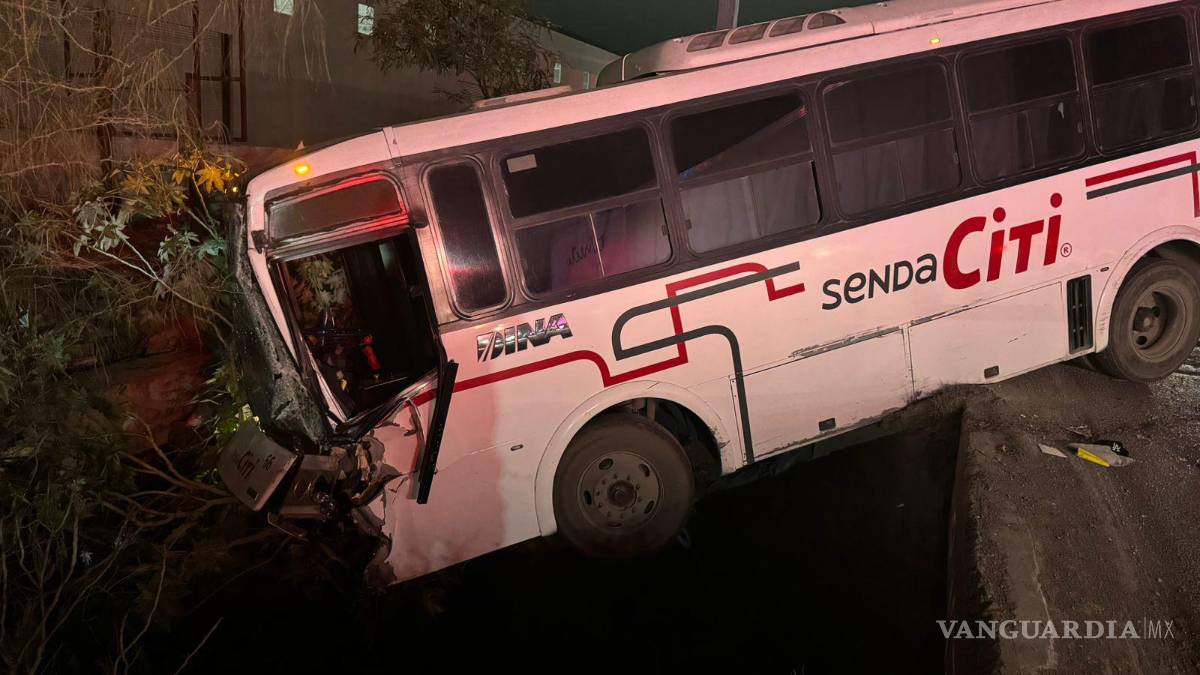 Tras choque con tráiler camión de personal cae en canal pluvial, en Nuevo León