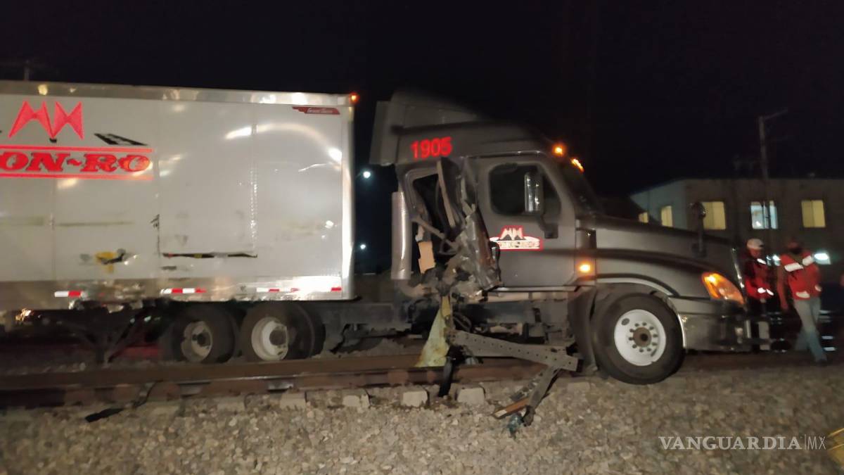 Saltillo: imprudente trailero se le atraviesa al tren