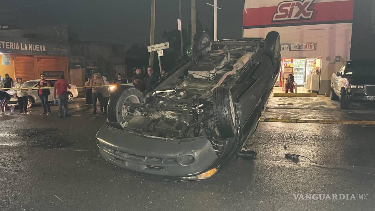 Bache ‘invisible’ origina volcadura en Saltillo; lo confundieron con charco de agua