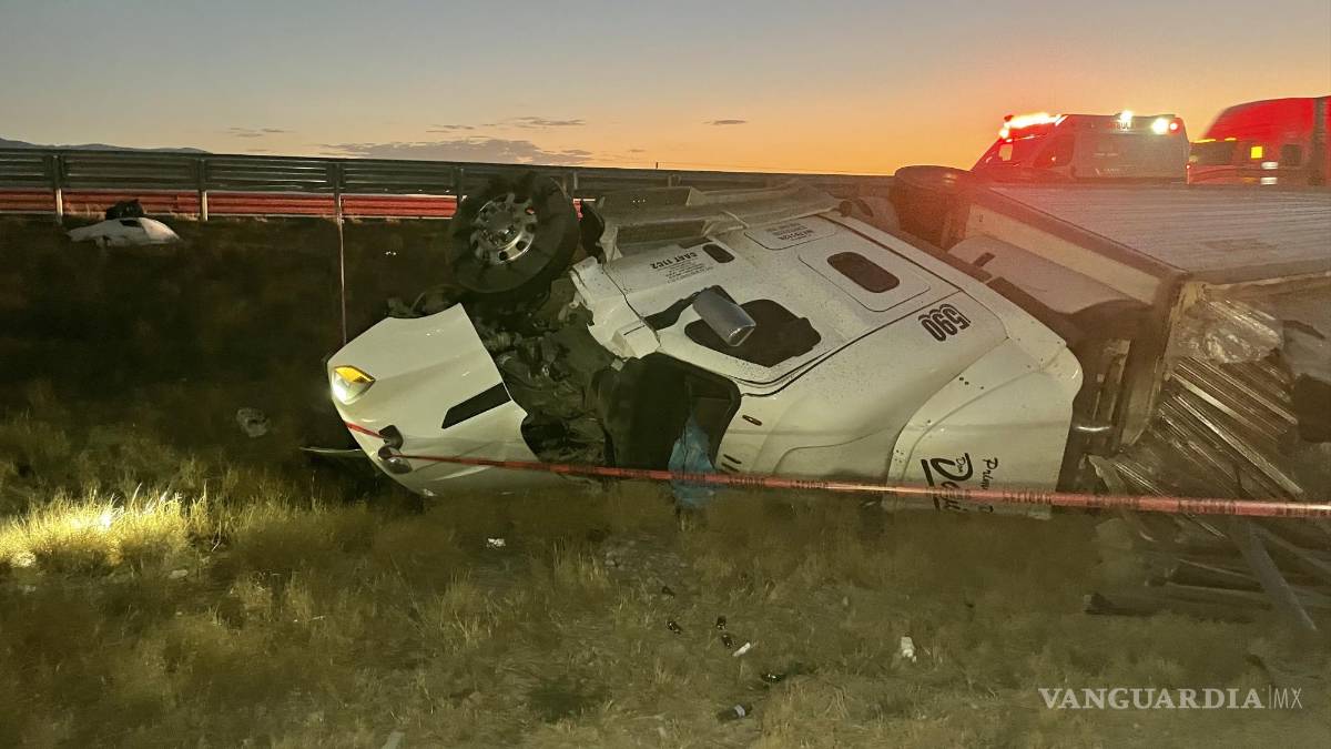 Muere trailero al volcarse sobre la Carretera Federal 57