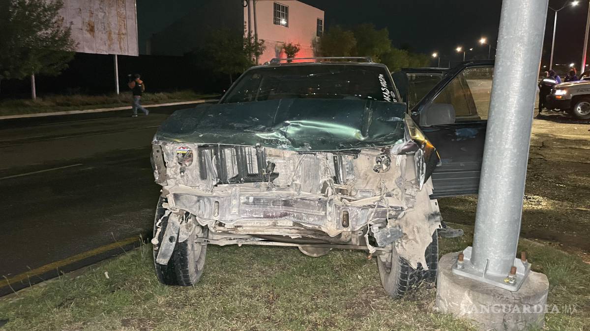 Adulto mayor queda atrapado en aparatoso accidente, en Saltillo