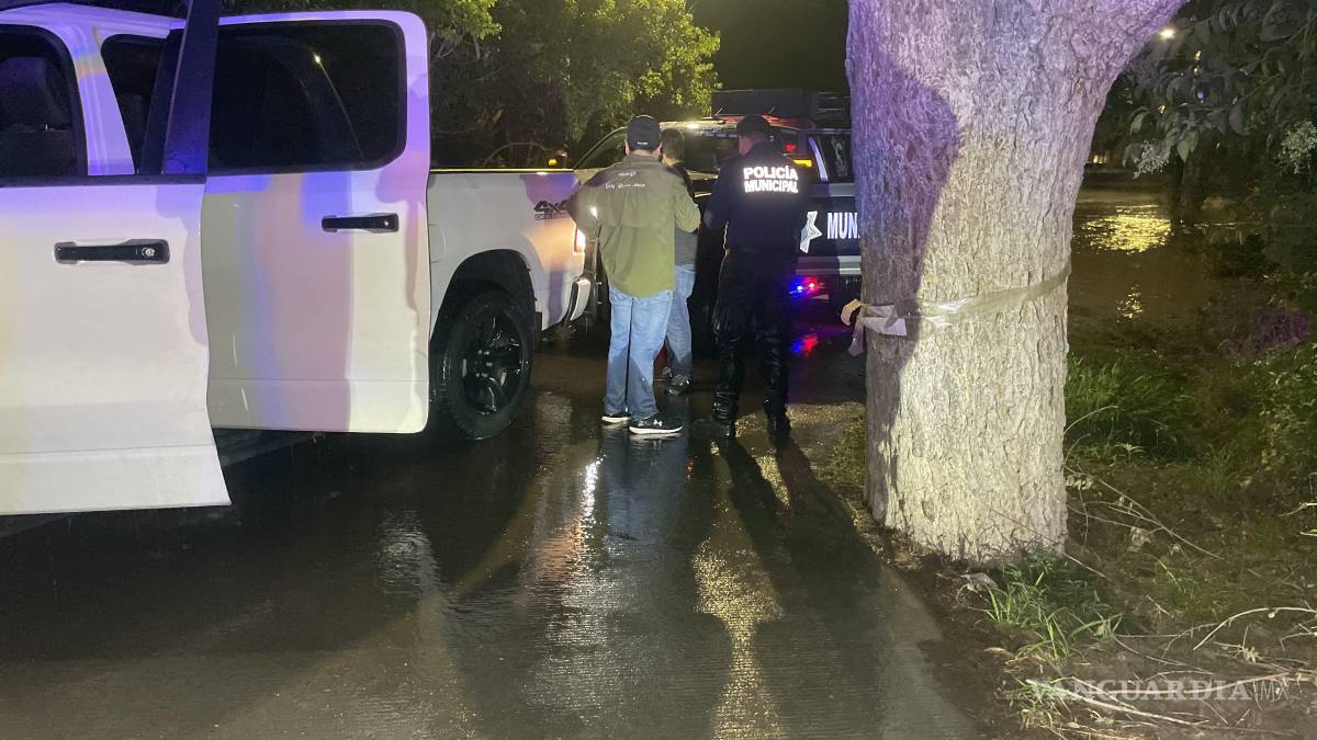 Policías ponen a salvo a seis personas tras inundación