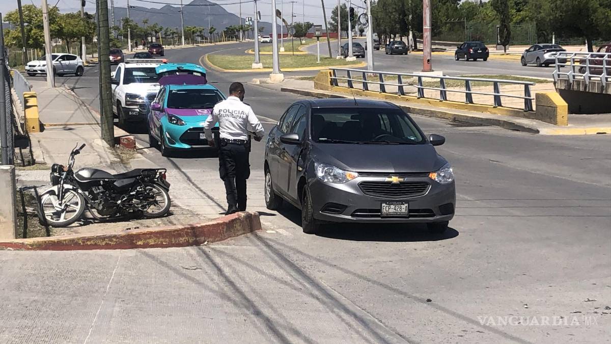 Empleada ISSSTE arrolla a motociclista en estacionamiento