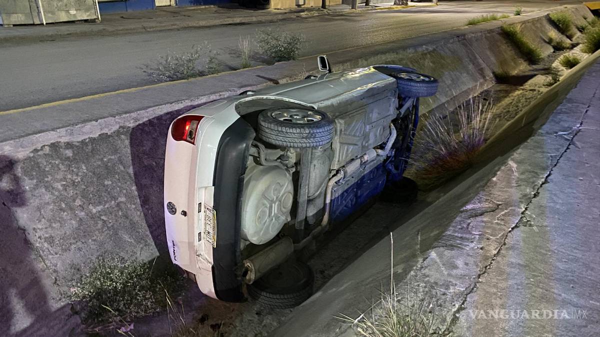 Conductor dormita y se vuelca en canal de desagüe en Saltillo