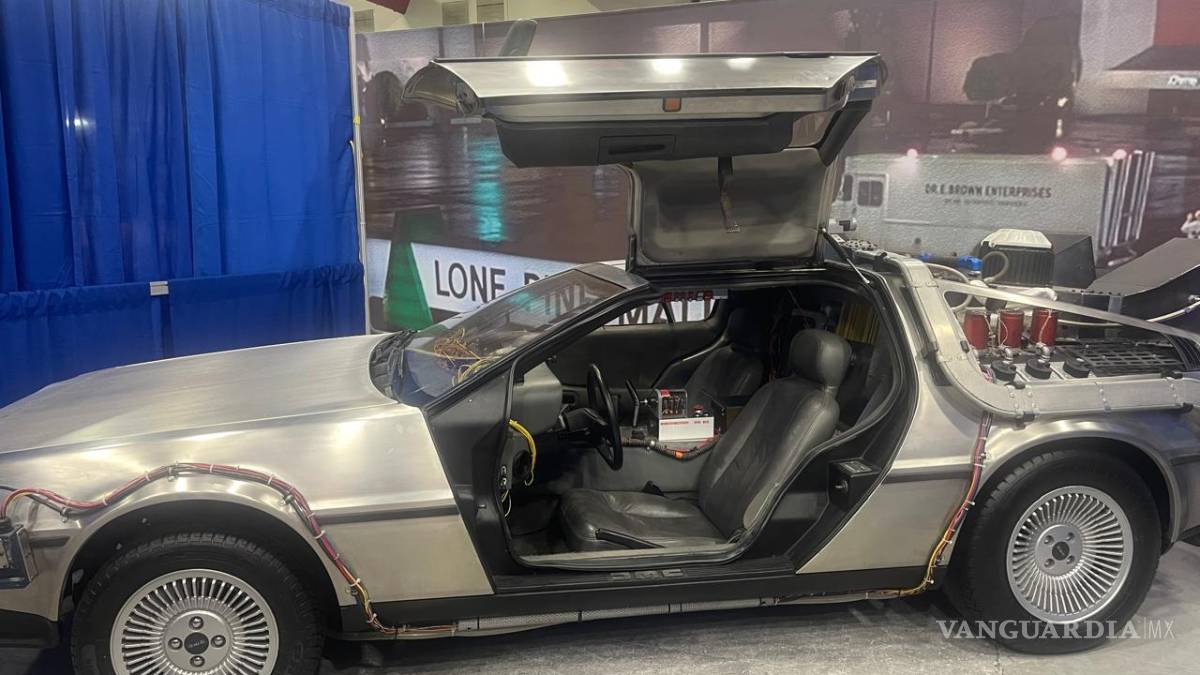 Enloquece el ‘Doc Brown’ a los fanáticos de ‘Volver al Futuro’, en Monterrey