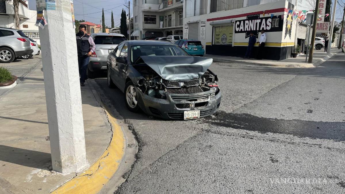 Estrella adulto mayor por alcance a camioneta